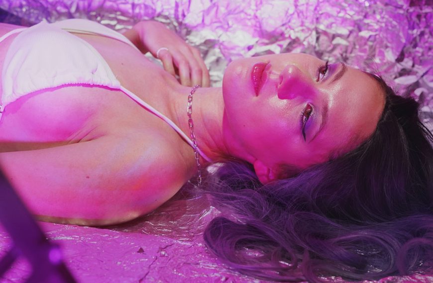 Interviu cu Yvonne despre albumul „I'm Not Naive”