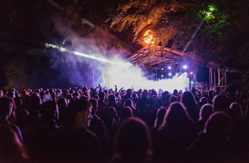 Tot ce trebuie să știi despre MOX 2025: camping, acces, mâncare și vibe de munte