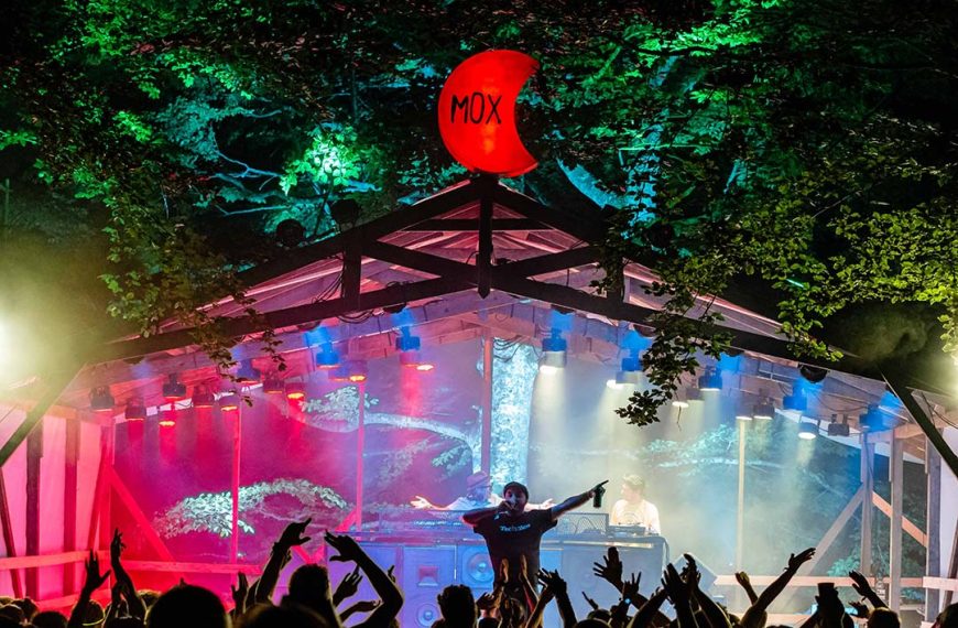 MOX s-a întors cu vibe bun, prieteni vechi, muzică pe două scene și cer înstelat