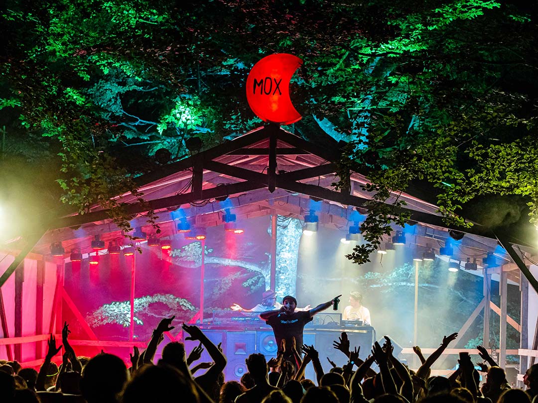 MOX s-a întors cu vibe bun, prieteni vechi, muzică pe două scene și cer înstelat