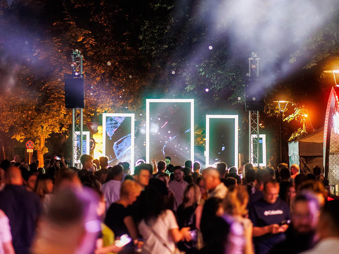 Între 24 și 26 aprilie, Parcul Feroviarilor devine scena unei petreceri urbane în aer liber.